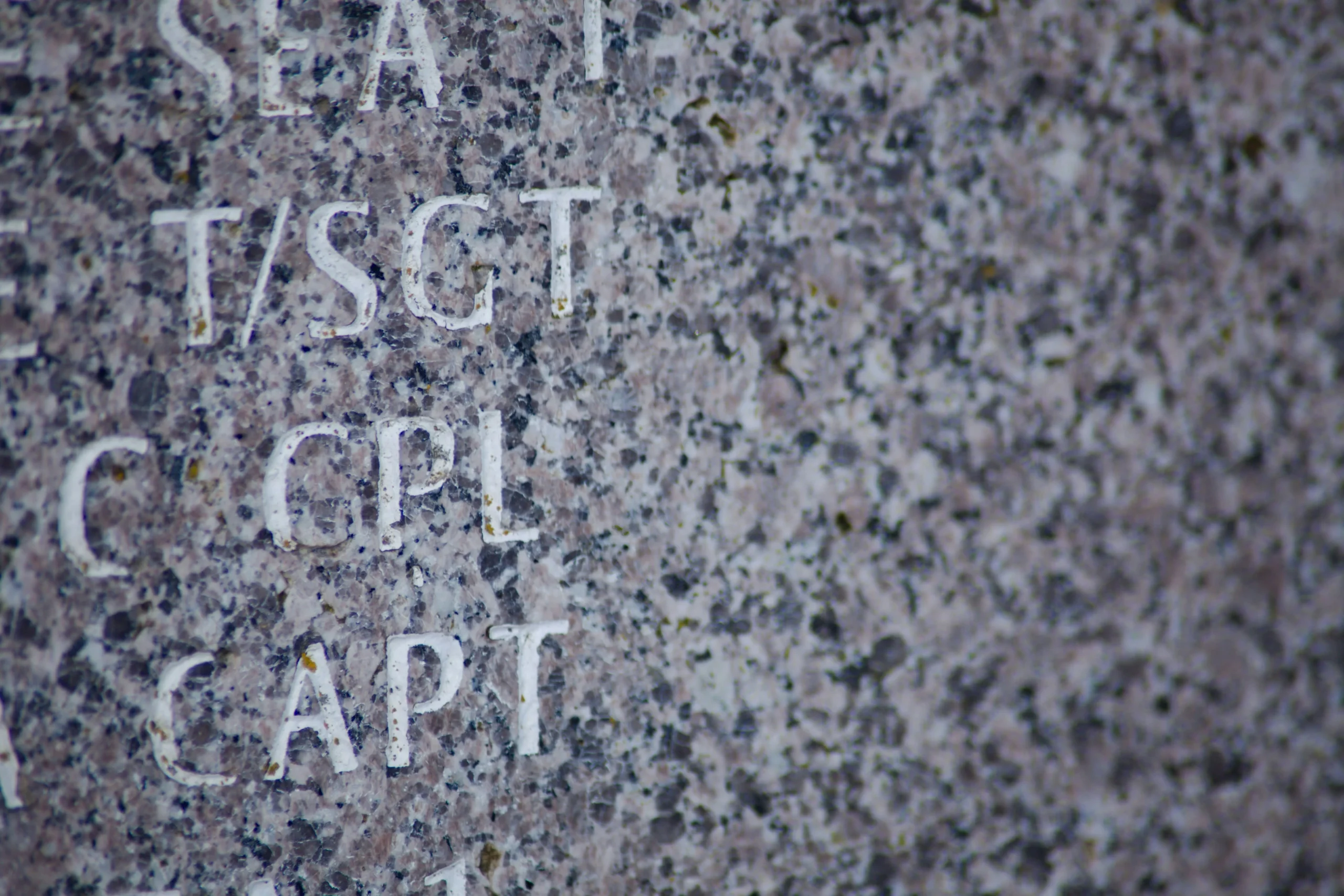 كتابة على الرخام